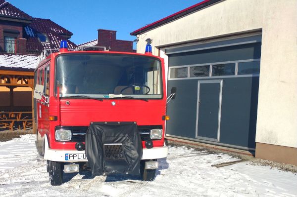 Wóz strażacki i remiza OSP Tomice