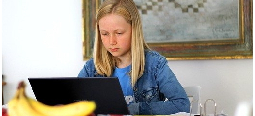 Dziewczynka przy laptopie