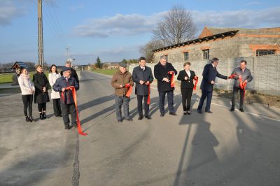 Uroczyste otwarcie drogi, przecinanie wstęgi