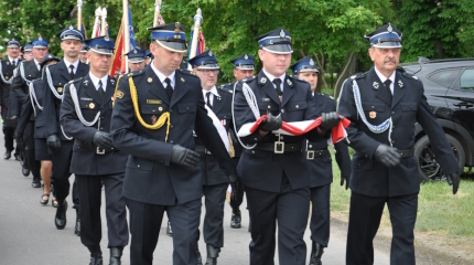 Strażacy w mundurach galowych